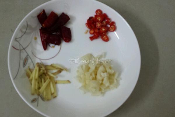 荷兰豆炒鱿鱼的做法图解1