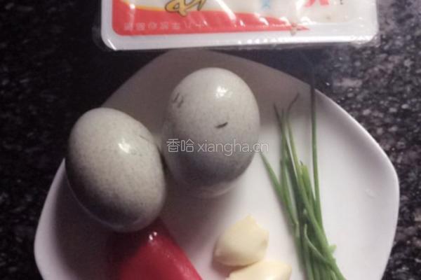 皮蛋拌豆腐的做法图解1