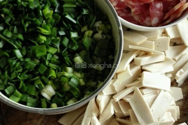 腊肠蒜香千页豆腐的做法图解1