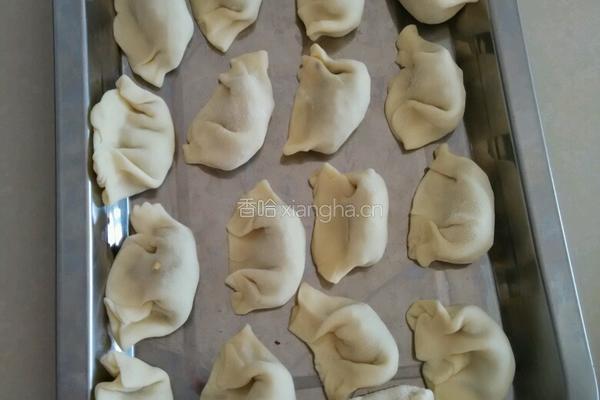 马蹄叶香菇粉丝油渣饺子的做法图解9
