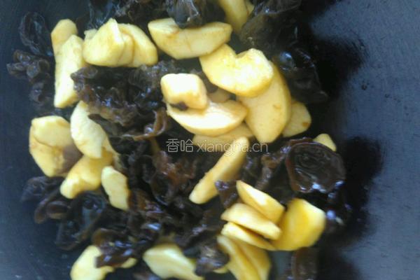 木耳苹果炒瘦肉的做法图解4