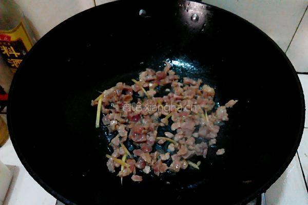 酸菜炒肉丁的做法图解5