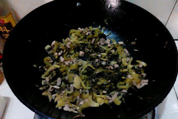 酸菜炒肉丁的做法图解6