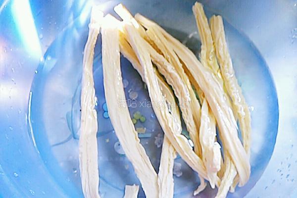 腐竹木耳炒肉片的做法图解1