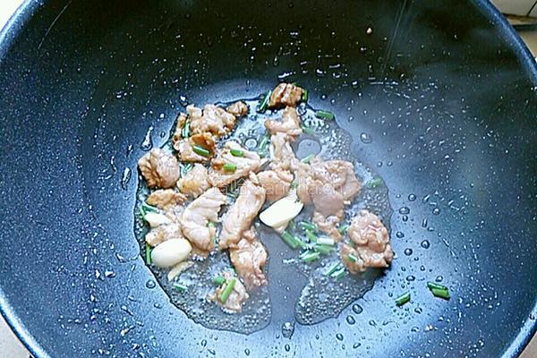 腐竹木耳炒肉片的做法图解6
