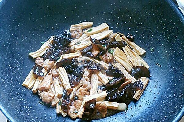 腐竹木耳炒肉片的做法图解8
