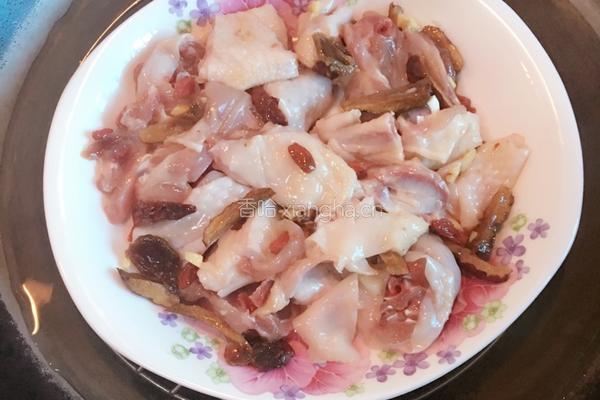 枣圆杞子蒸滑鸡的做法图解6