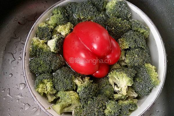 耗油八带鱼扣西兰花的做法图解3