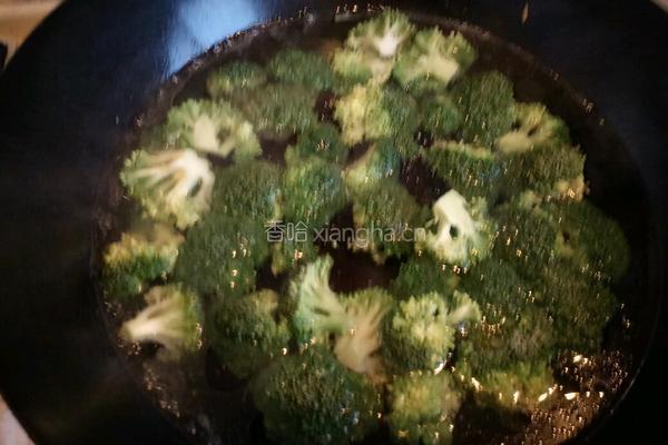 耗油八带鱼扣西兰花的做法图解7
