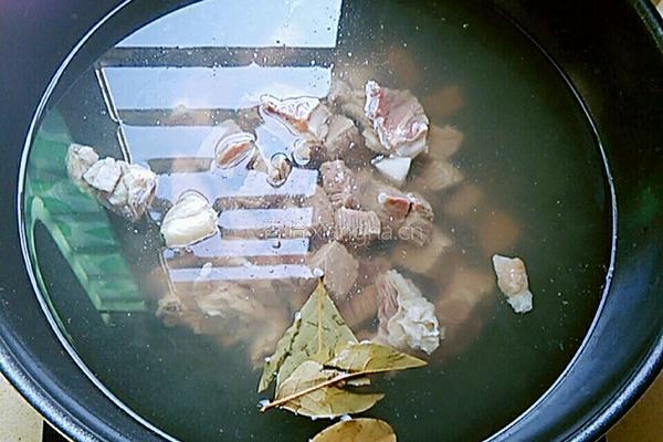 萝卜炖牛腩的做法图解4