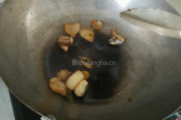 马蹄叶腊肉炒饭的做法图解2