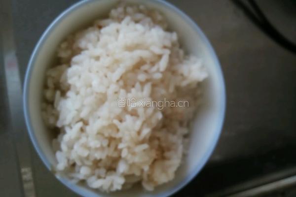 马蹄叶腊肉炒饭的做法图解6