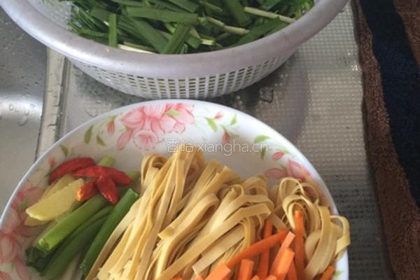 豆腐皮炒韭菜的做法图解1