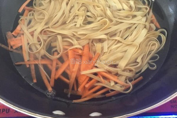 豆腐皮炒韭菜的做法图解2