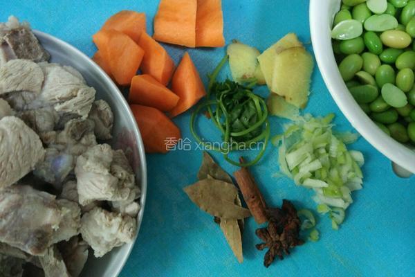 胡萝卜毛豆烧排骨的做法图解1
