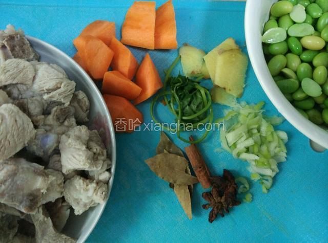 准备原料。将毛豆和排骨分别开水里煮2分钟，然后冷水里洗干净，控干水备用