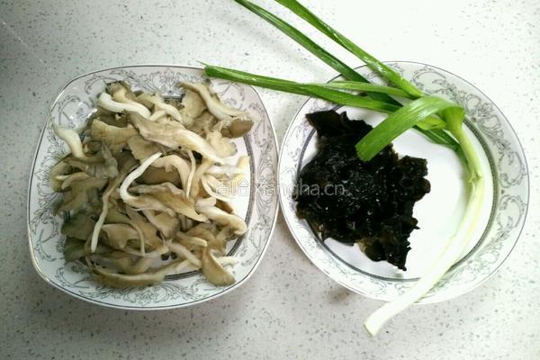 木耳炒平菇的做法图解1