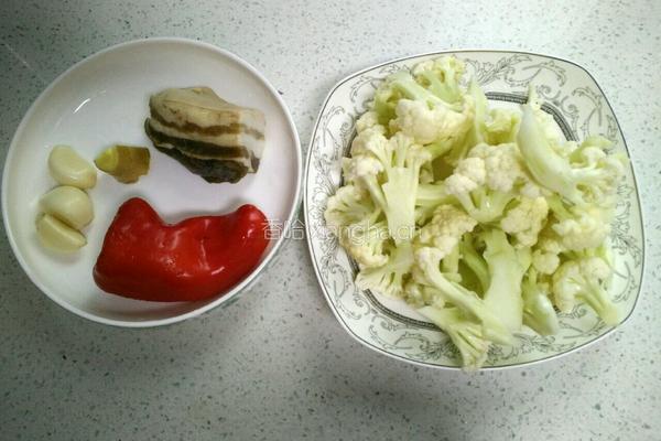 腊肉干煸菜花的做法图解1
