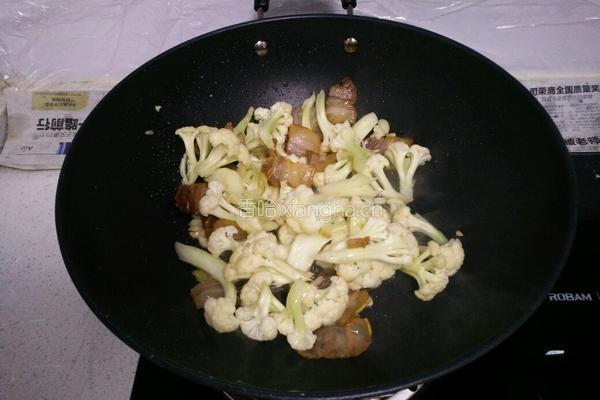 腊肉干煸菜花的做法图解6