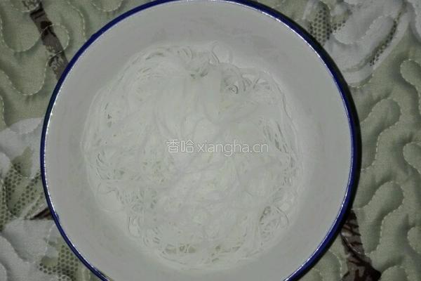 花生芝麻炒粉丝的做法图解5