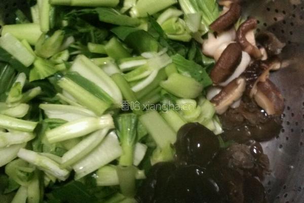 青菜香茹木耳的做法图解1