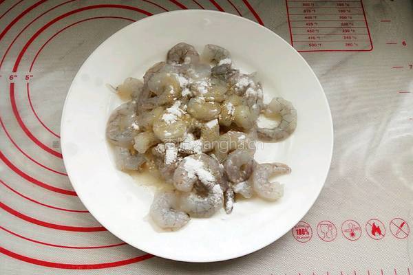 清炒虾仁的做法图解1
