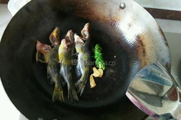 宝宝食品 黄辣丁豆腐汤的做法图解2