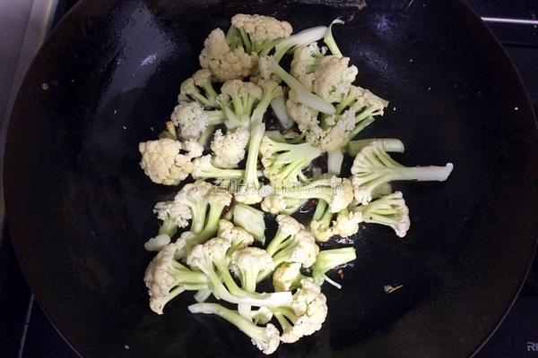 香肠炒菜花的做法图解3