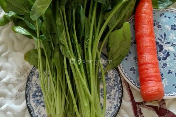 胡萝卜炒菠菜的做法图解1