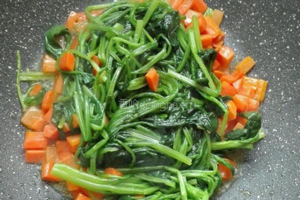 胡萝卜炒菠菜的做法图解8