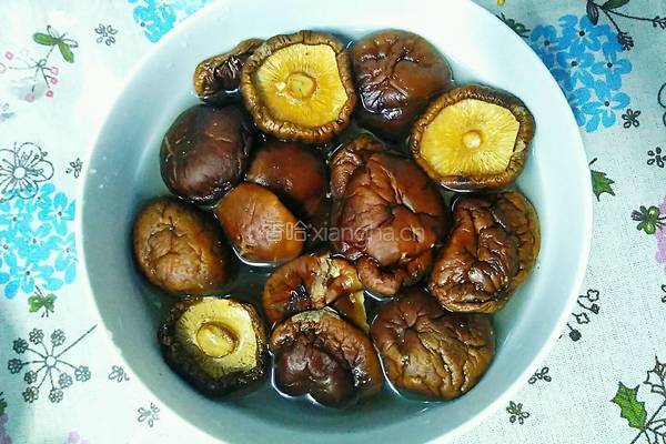 香菇炖猪心的做法图解2