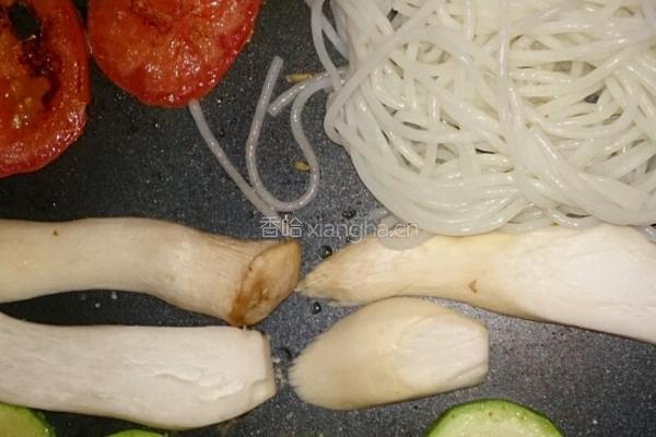 菌菇鱼水意式米粉情的做法图解2