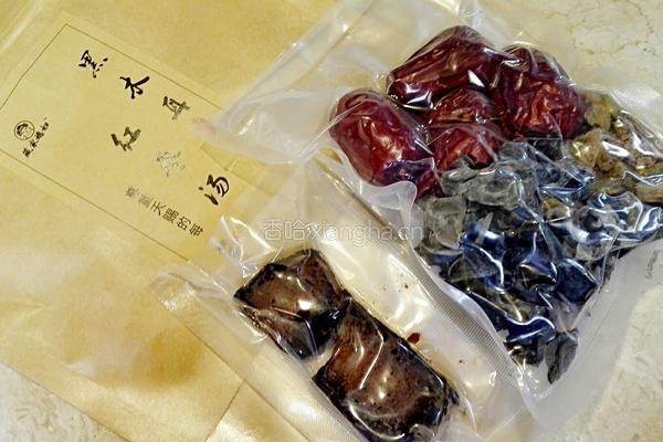 黑木耳红枣汤的做法图解1