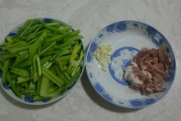 芹菜炒肉的做法图解1