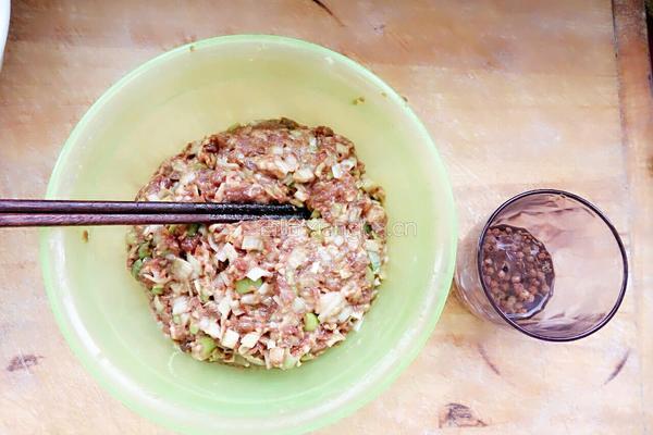 羊肉大葱饺子的做法图解2
