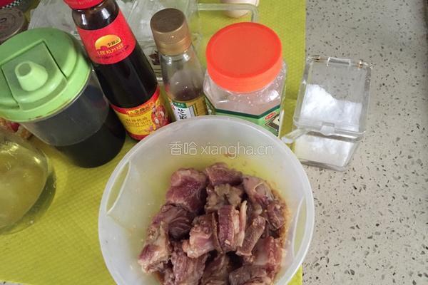 椒盐排骨的做法图解1