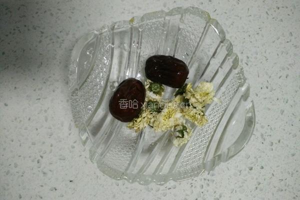 雪梨红枣菊花茶的做法图解3
