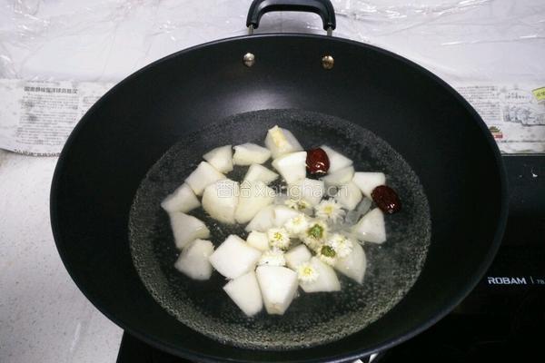 雪梨红枣菊花茶的做法图解4