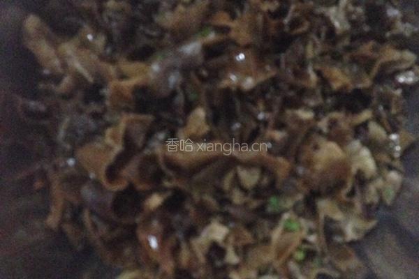 韭菜饺子，木耳饺子的做法图解1