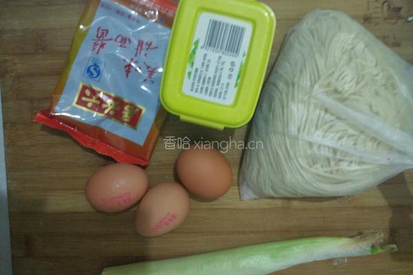 鸡蛋炸酱面的做法图解1