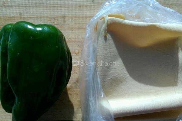 青椒干豆腐的做法图解1