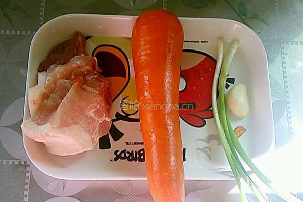 肉丁炒胡萝卜的做法图解1