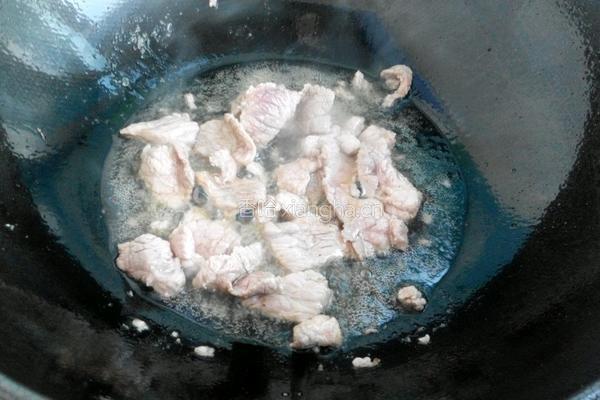 木耳炒肉的做法图解2