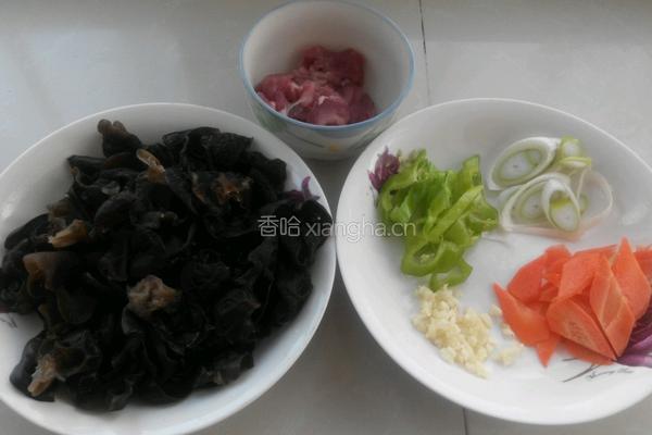 木耳炒肉的做法图解1