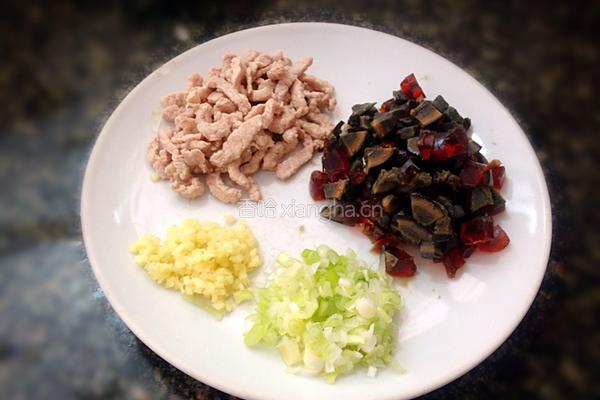 皮蛋瘦肉粥的做法图解3