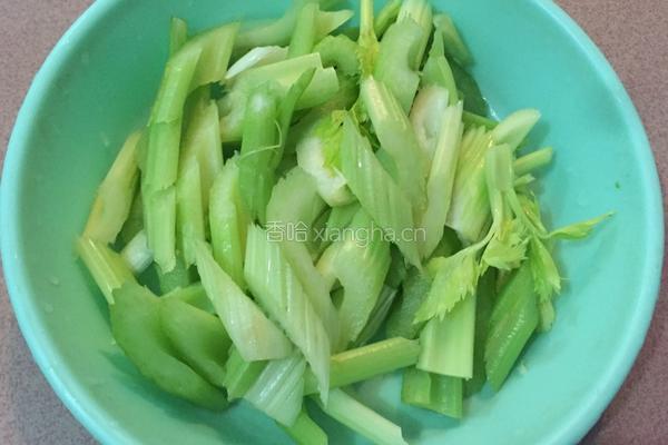 排骨炒西芹菜的做法图解1