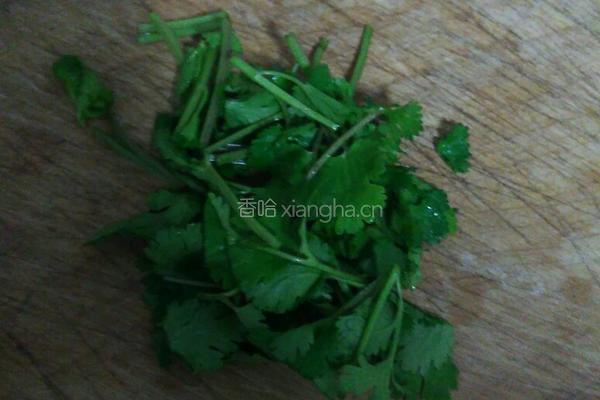 洋葱拌木耳的做法图解3