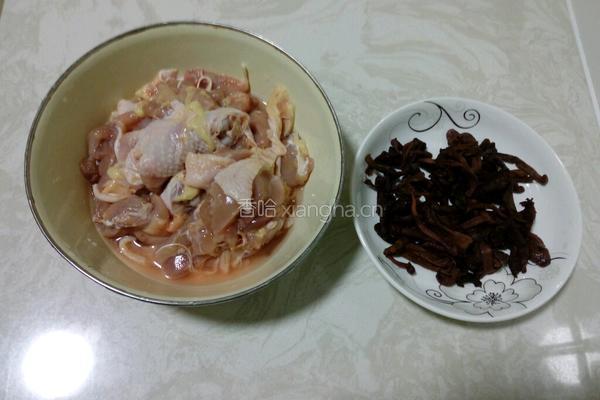 鸡腿炖蘑菇的做法图解1