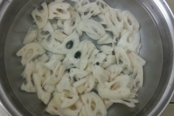 莲藕炒瘦肉的做法图解1