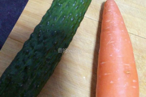 胡萝卜黄瓜丝的做法图解1